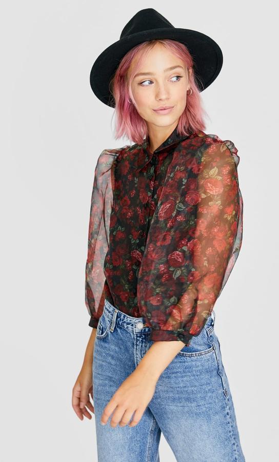 Camisa de organza con estampado de flores, 19,99 euros.