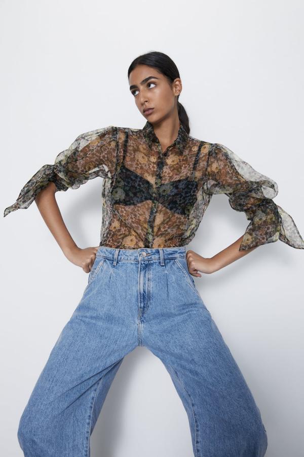 Camisa de organza semitransparente con cuello solapa y estampado floral, 29,95 euros.