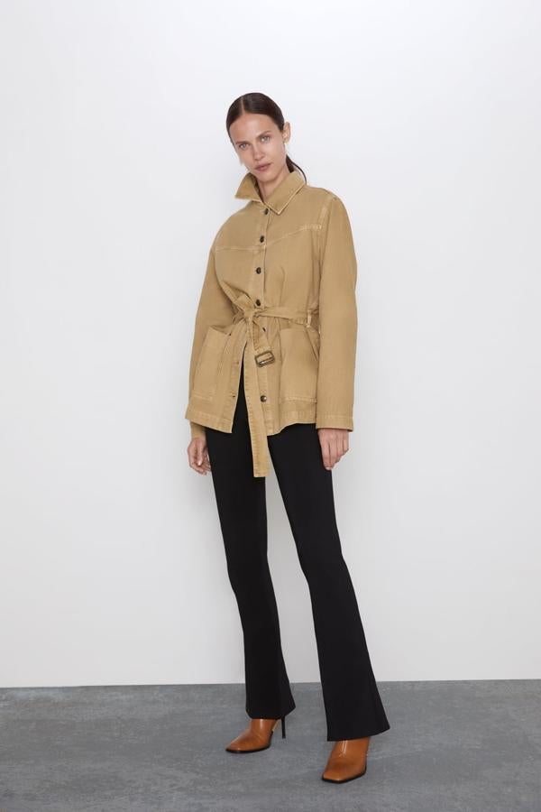 En Zara puedes encontrar esta gabardina reversionada con bolsillo en color camel por 39,95 euros.