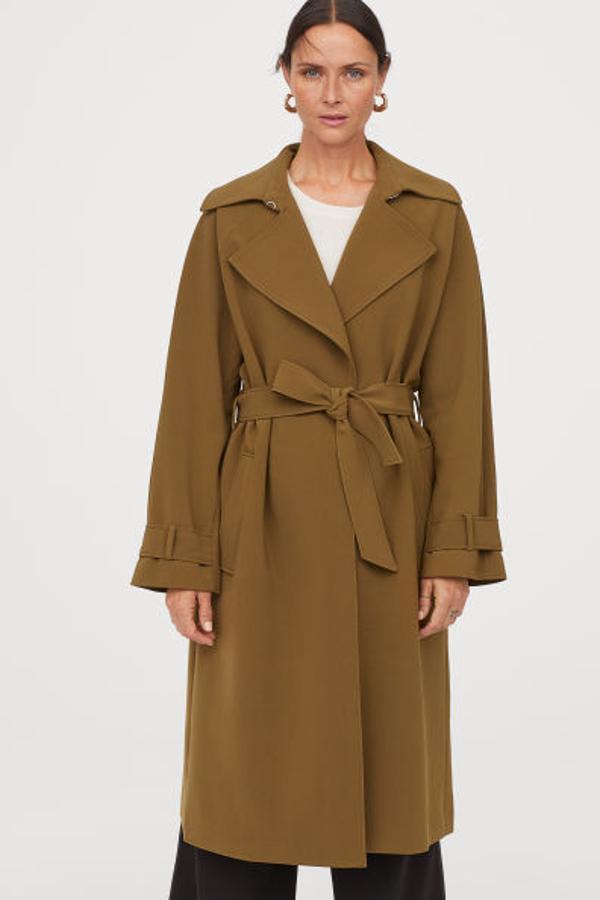 Este es un modelo de gabardina oversize que hay en H&M (69,99 euros).