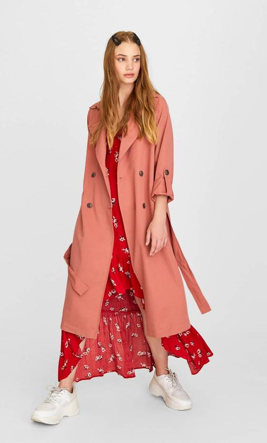 Stradivarius propone el modelo de gabardina clásico fluido en color rosa (39,99 euros).