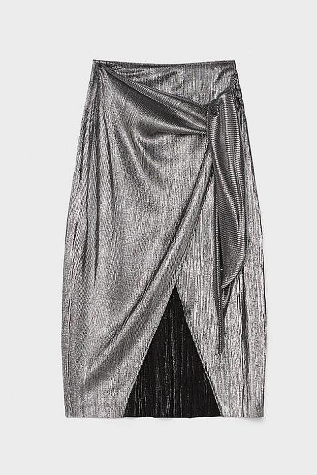 Falda metalizada tipo pareao de la nueva colecciónd e Bershka.