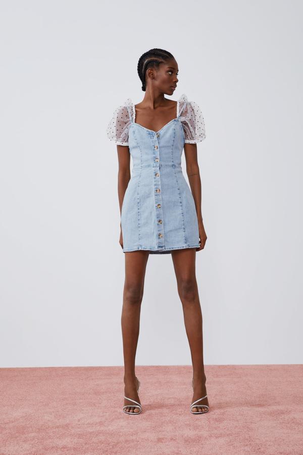 En Zara han querido dar un paso más y mezclan dos de las tendencias del otoño en una: los vestidos vaqueros con las mangas de organza con volumen (25,95 euros).