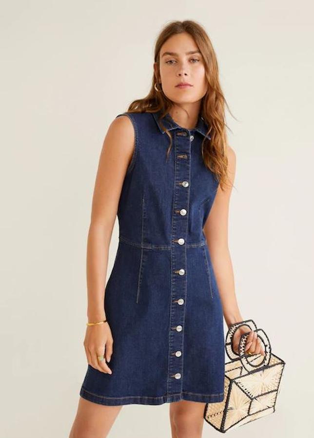 Ajustado y sin mangas, este vestido en denim oscuro es de Mango (19,99 euros).