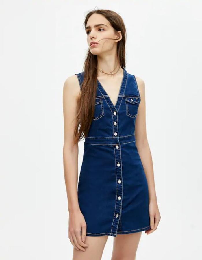 Uno de los más sexys es  este modelo de Pull&Bear , con escote en pico y que te puedes poner solo o con una camiseta debajo pra que haga efecto peto (29,99 euros).