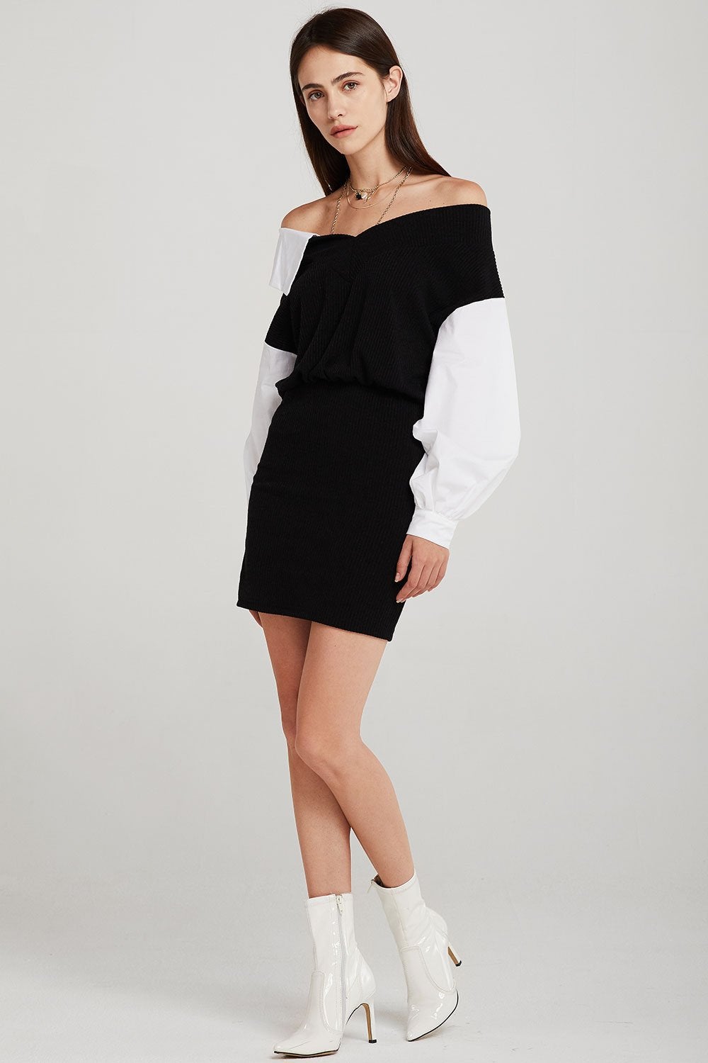 Vestido bicolor blanco y negro con los hombros al descubierto. (59,95 euros).