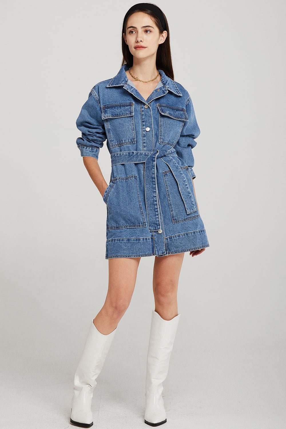 Vestido denim estilo cazadora con cinturón. (91,95 euros).