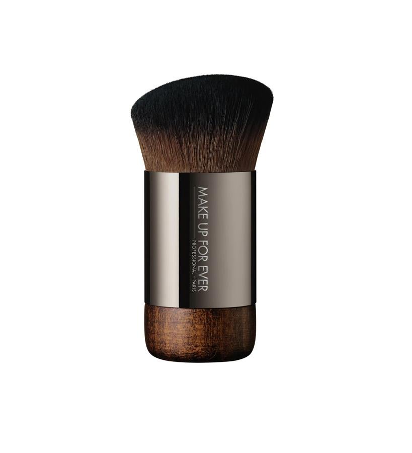 A pesar de que las brochas kabuki nacieron para ser usadas con el maquillaje mineral en polvo y las fórmulas compactas, ahora también son muy populares para el maquillaje fluido. La disposición compacta de sus cerdas consigue que la base se fije muy bien sobre la piel, proporcionando una cobertura intensa y alargando su duración.  Kabuki Reboot 112 de Make Up For Ever para Sephora  (43,55 €).