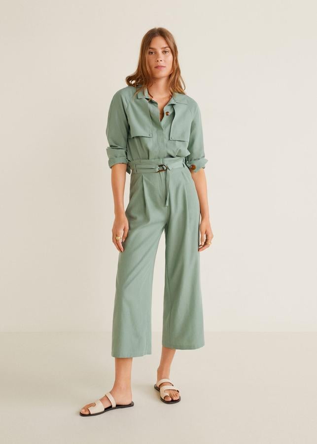 Este pantalón cropped con cintura marcada en verde agua pasa de 39.99 a 29.99 euros en las rebajas 'mid season' de Mango.