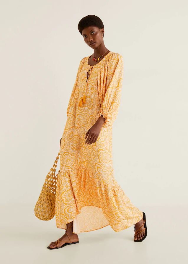 Este maxi vestido boho con estampado 'paisley' en color amarillo pasa de 49.99 a 39.99 euros en las rebajas 'mid season' de Mango.
