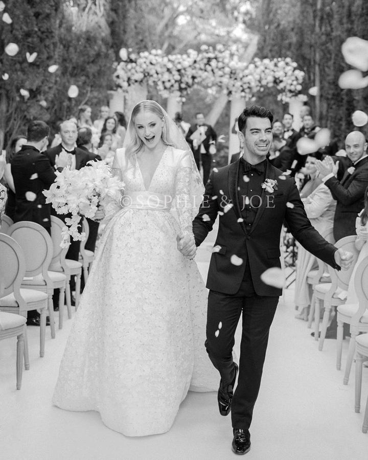 De Louis Vuitton Sophie Turner se vistió de princesa para su boda hace unos meses con el cantante Joe Jonas.
