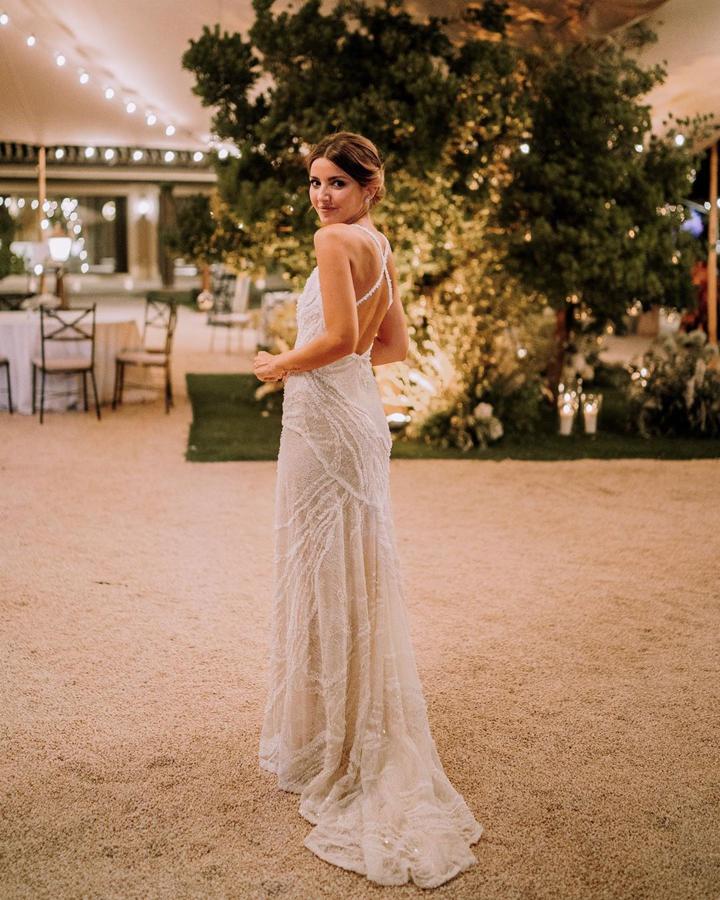 Es vestido de la influencer Alexandra Pereira, creado por Santos Costura ha sido uno de nuestros preferidos del año. Con la espalda al aire y cruzado, tiene todas las papeletas para convertirse en inspiración paranuestra boda. Palabrita.