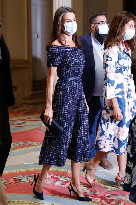 La Reina ha comenzado su agenda de septiembre con looks repetidos y 'low cost' como  este con vestido estilo Chanel de Zara,  que llegó a las rebajas del año pasado por menos de 20 euros.