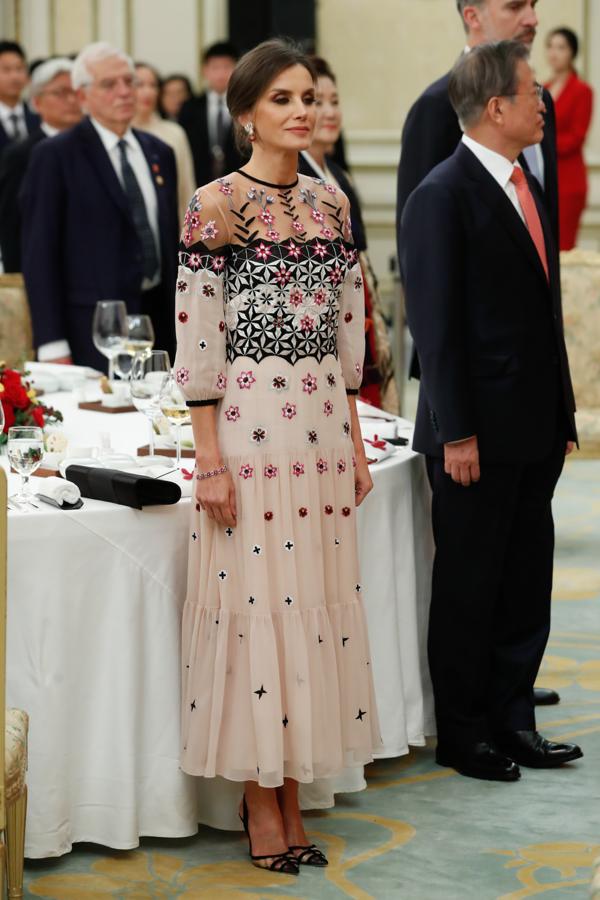La Reina se estrenó con Temperley London , una de las firmas favoritas de Kate Middleton, en la cena de gala a la que asistió en Seúl durante su viaje a Corea en el mes de octubre, y lo hizo con un impresionante vestido nude bordado con escote transparente que combinó con sus zapatos de PVC de Manolo Blahnik.