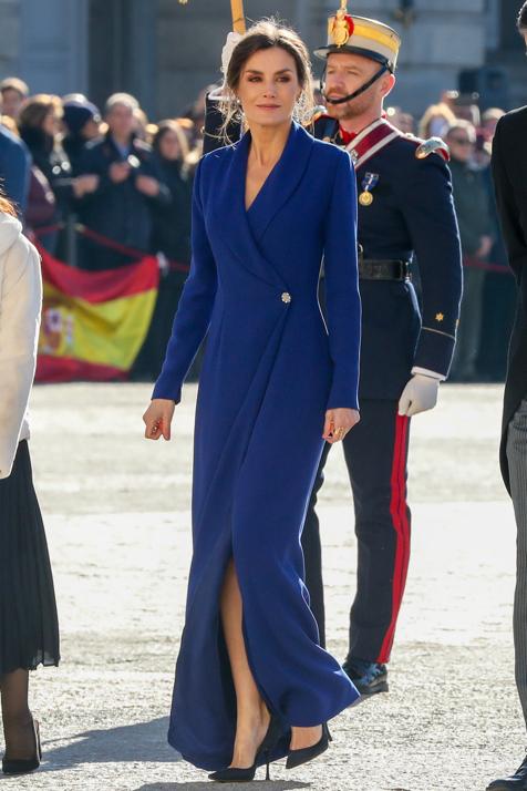 La Reina estrenó el año con un impecable vestido tipo esmoquin con botón joya en Classic Blue, el color Pantone de 2020, para  asistir a la Pascua Militar .