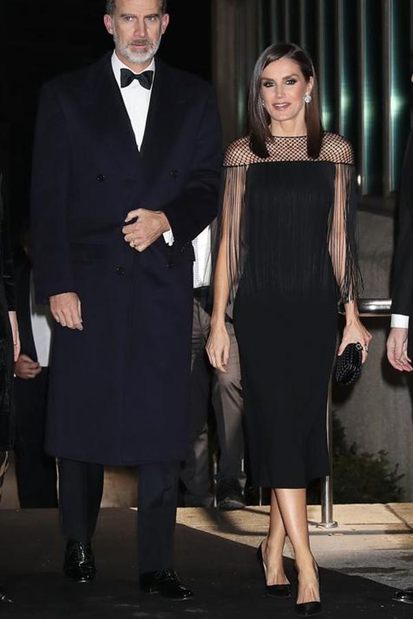 La Reina Letizia nos dejó uno de sus mejores looks del pasado año  en los Premios Mariano de Cavia , donde estrenó un LBD de silueta lápiz entallada y largo por debajo de la rodilla que alcanzaba la perfección con el impresionante escote de red rematado con largos flecos que llegabann casi hasta la cintura y daban forma a las mangas. Este look de Hugo Boss tenía un toque años '20 casi teatral y completamente soberbio.