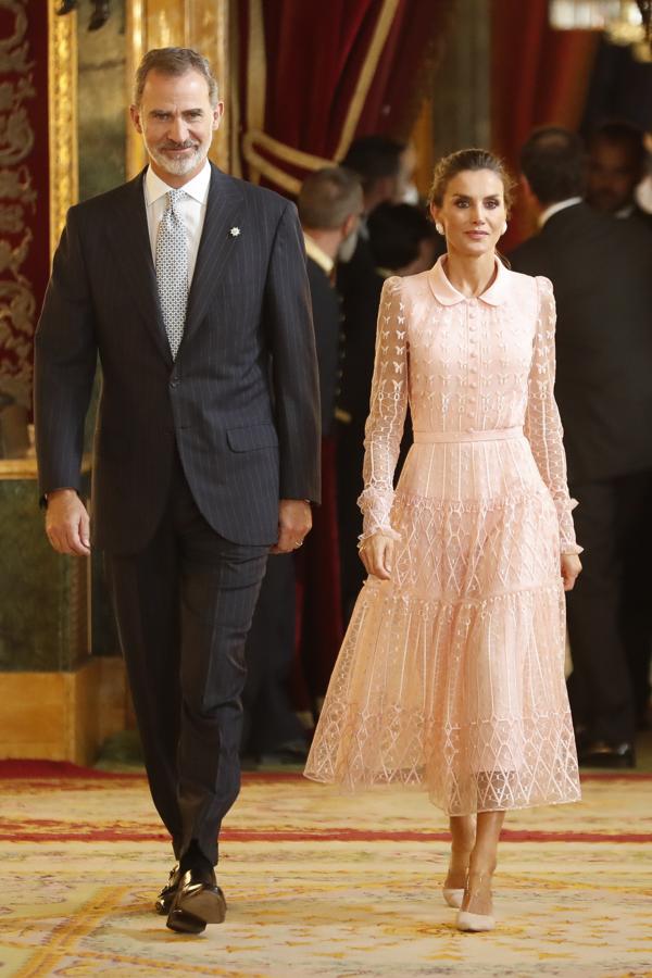 En el desfile y posterior besamanos del  Día de la Hispanidad la Reina  se superó con este vestido de organza bordada en color rosa empolvado de Felipe Varela.