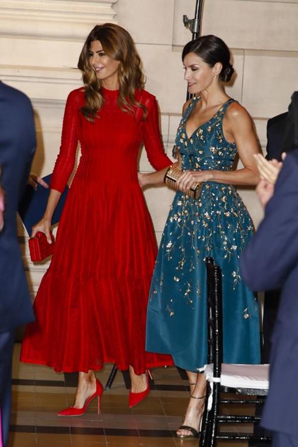 También en Argentina vimos a  doña Letizia con este vestidazo de cóctel  con bordados joya y escotazo de Carolina Herrera.