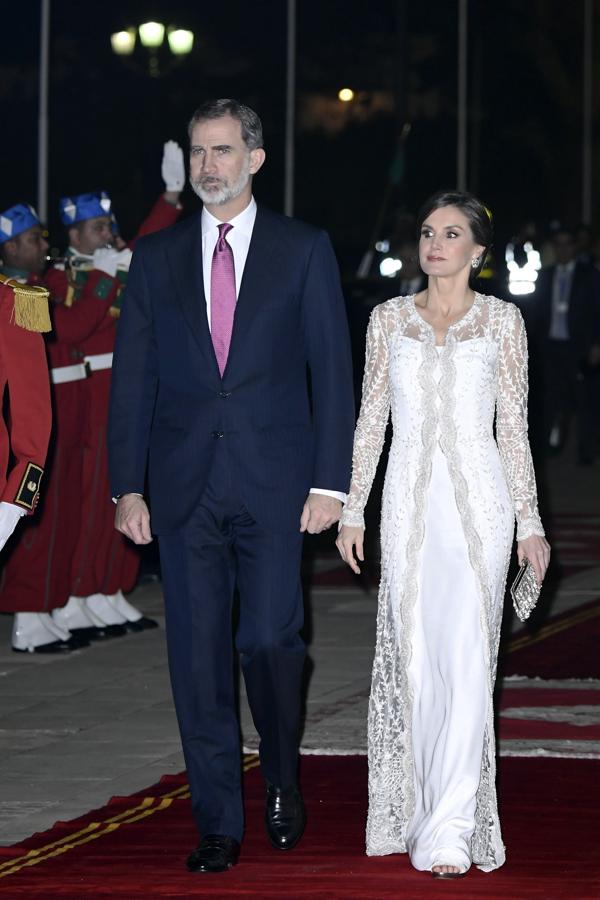 Uno de los mejores looks que le recordamos a doña Letizia, y no hablamos solo de este año, ha sido  este imponente dos piezas de Felipe Varela que lució durante una visita de Estado a Marruecos  en el mes de febrero.