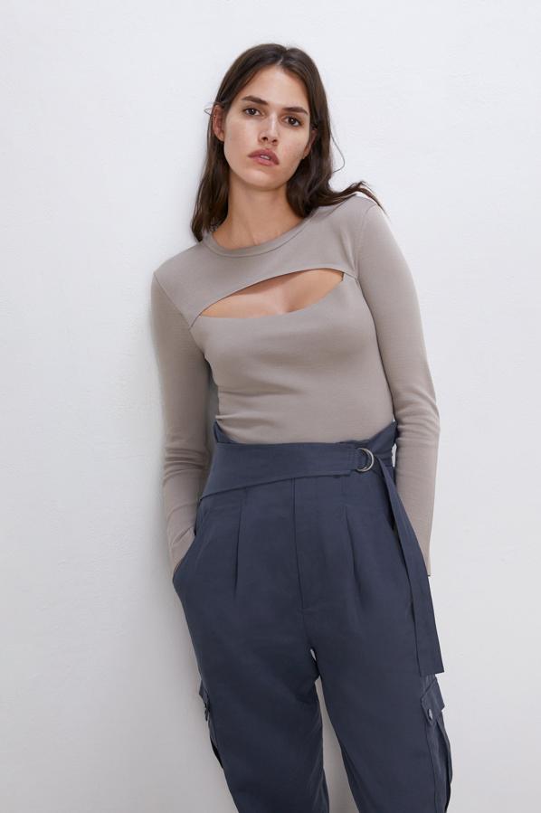 Si quieres darle un toque original a tu look apuesta por un modelo diferente, como este con abertura de Zara (19,95 euros).
