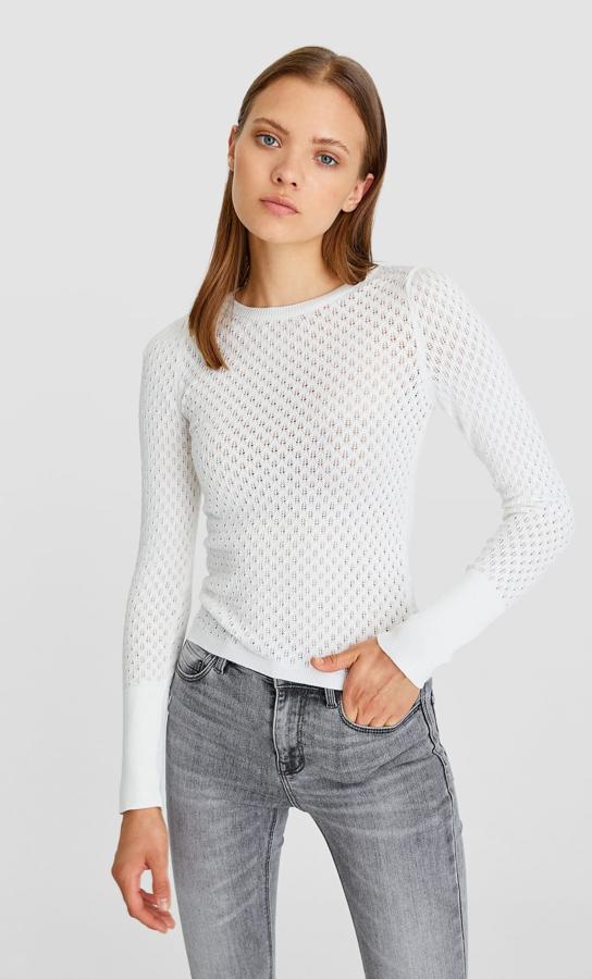 Con calados y cuello a la caja, de Stradivarius (17,99 euros):