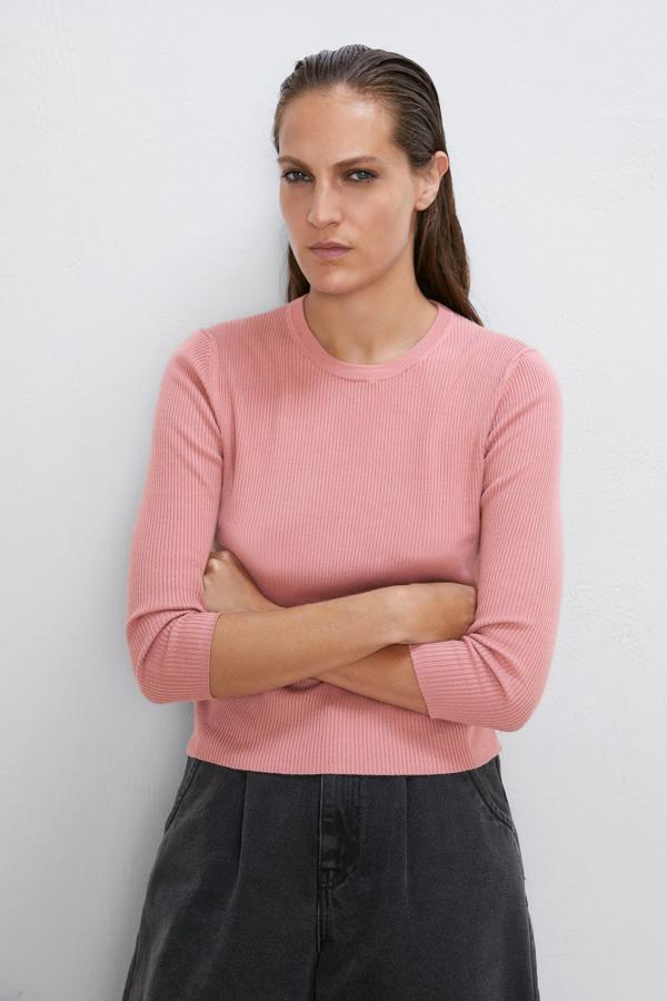 El clásico de canalé, con cuello a la caja y manga francesa. También lo hay en negro y blanco, es de Zara (15,95 eruos).