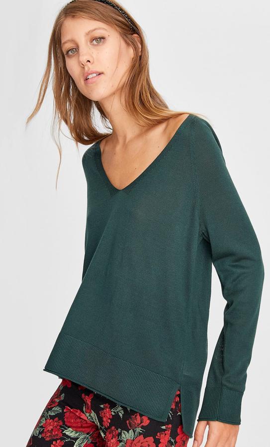 Ligero y ancho para llevar por fuera, con el cuello de pico y disponible en diferentes colores, de Stradivarius (12,99 euros).