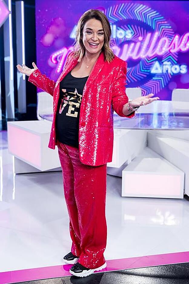 Este es el look que escogió Toñi Moreno para la presentación de 'Aquellos maravillosos años'.