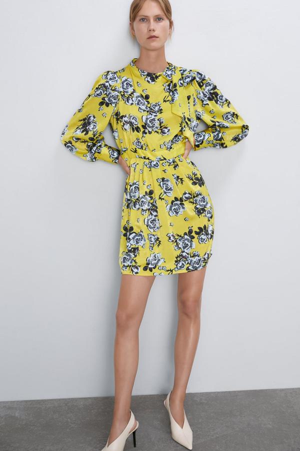 Vestido fluido con cuello redondo, manga larga y detalle de pliegues en la cintura, 39,95 euros.