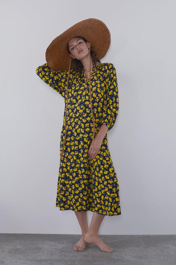 Vestido largo con estampado floral y cierre de botones, 19,99 euros.