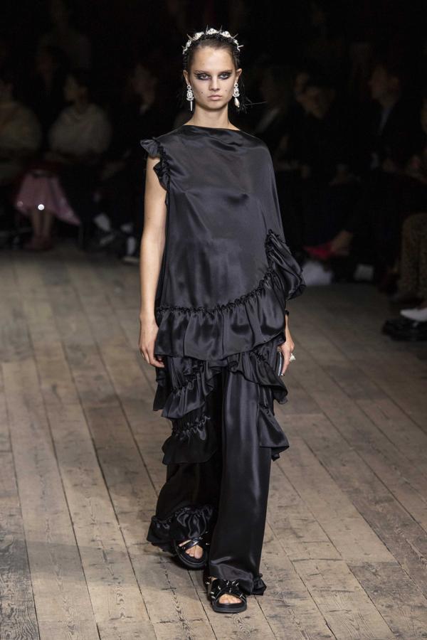 Desfile P/V 2020 de Simone Rocha.