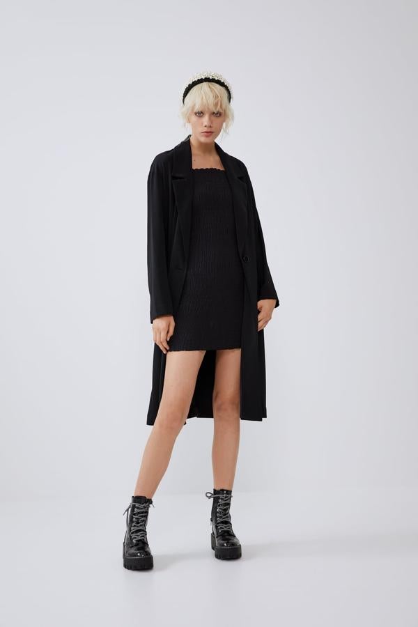 Abrigo con cuello solapa, manga larga y bolsillos frontales con cierre de botón, 39,95 euros.