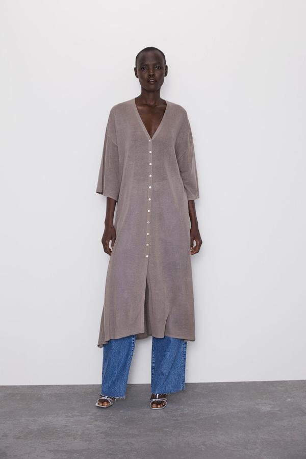 Abrigo con efecto ante, cuello solapa y manga larga en color rosa, 29,95 euros.