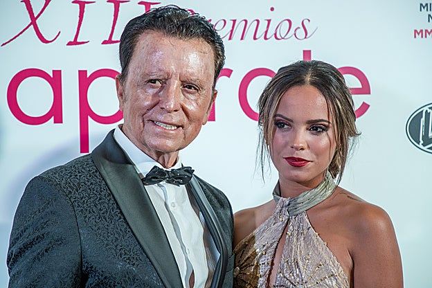Ortega Cano y Gloria Camila posaron juntos en los Premios Escaparate donde el torero fue galardonado.