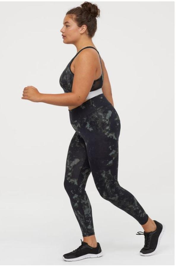 Las mallas están elaboradas con tejido funcional de secado rápido y cuentan con un bolsillo oculto para las llaves, la cintura es elástica y ancha para moldear y sujetar el cuerpo (19,99 €). El sujetador tiene la espalda olímpica y el bajo elástico ancho. Sujeción media. (9,99 €).