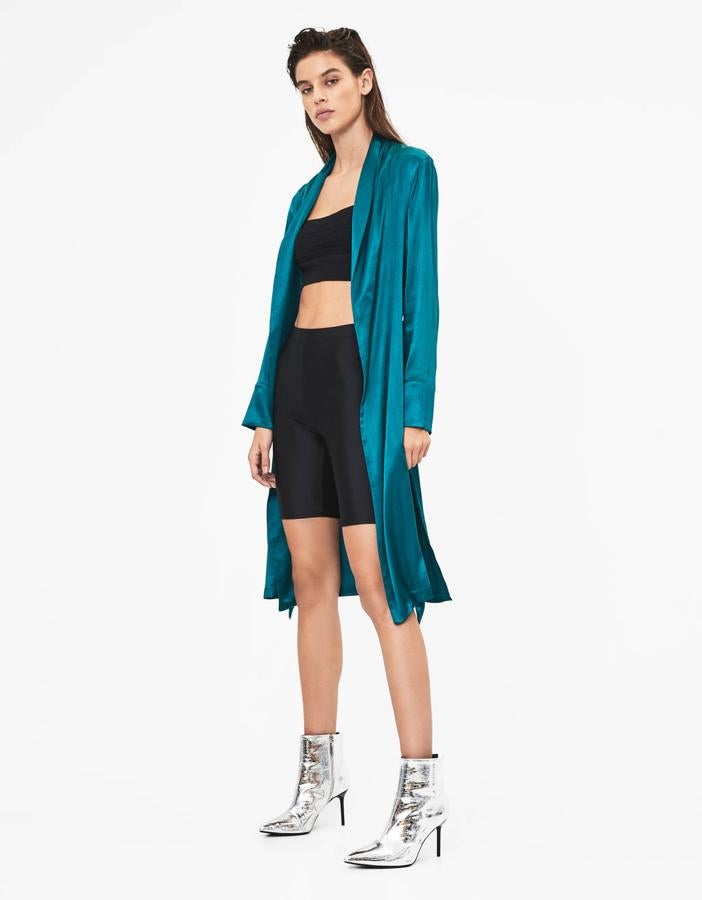 Kimono de satén con cinturón, 35,99 euros.