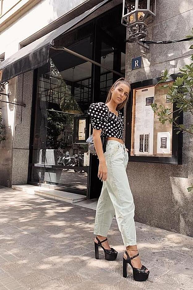 Raquel Reitx ha demostrado que los slouchy jeans de Zara también pueden servir para un look elegante.