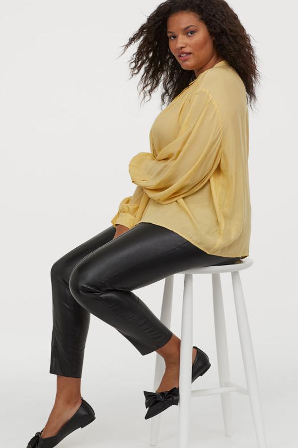 Leggins de diseño minimalista en un material con efecto cuero de la colección de talla grande de H&M (19,99 euros).
