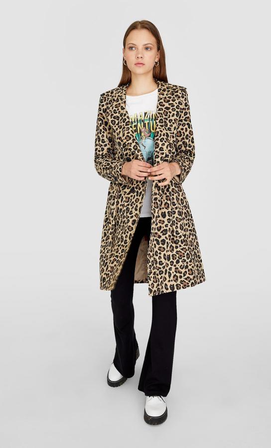 Trench con estampado de leopardo y cuello solapa, 35,99 euros.