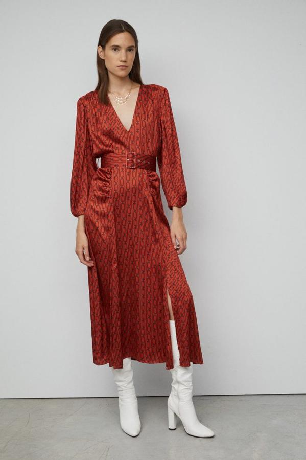 En Sfera hemos descubierto este vestido midi anaranjado con estampado de cadenas que cuesta 39,99 euros.
