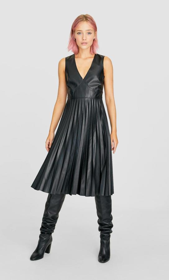 Las  prendas de polipiel  son una de las tendencias de la temporada y en Stradivarius hay este vestido midi con falda plisada que cuesta 29,99 euros.