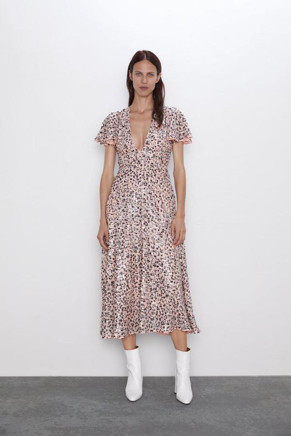 Nagore Robles nos descubrió este vestido  midi de Zara de lentejuelas que cuesta 79,95 euros. Lo usó para uno de los programas de televisión consiguiendo uno de los looks de invitada más bonitos.