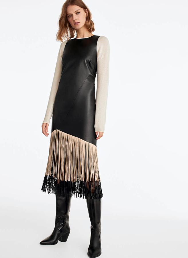 De lo nuevo que ha llegado a Uterqüe, está este vestido midi de flecos de polipiel que cuesta 259 euros.