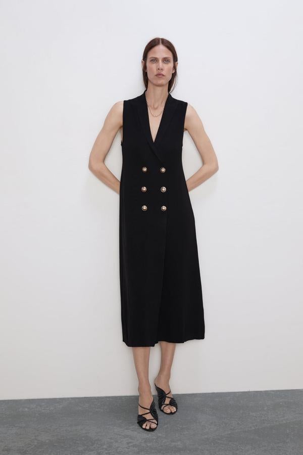 Los chalecos son otro de los must have del otoño y este vestido midi de punto de Zara con botones dorados es ideal (39,95 euros).