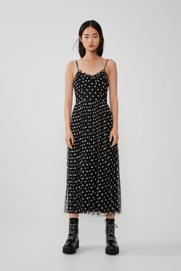 Este es uno de los vestidos midi más virales de Zara.  Muchas influencers se han hecho con este modelo de tul  con bordados que cuesta 39,99 euros.
