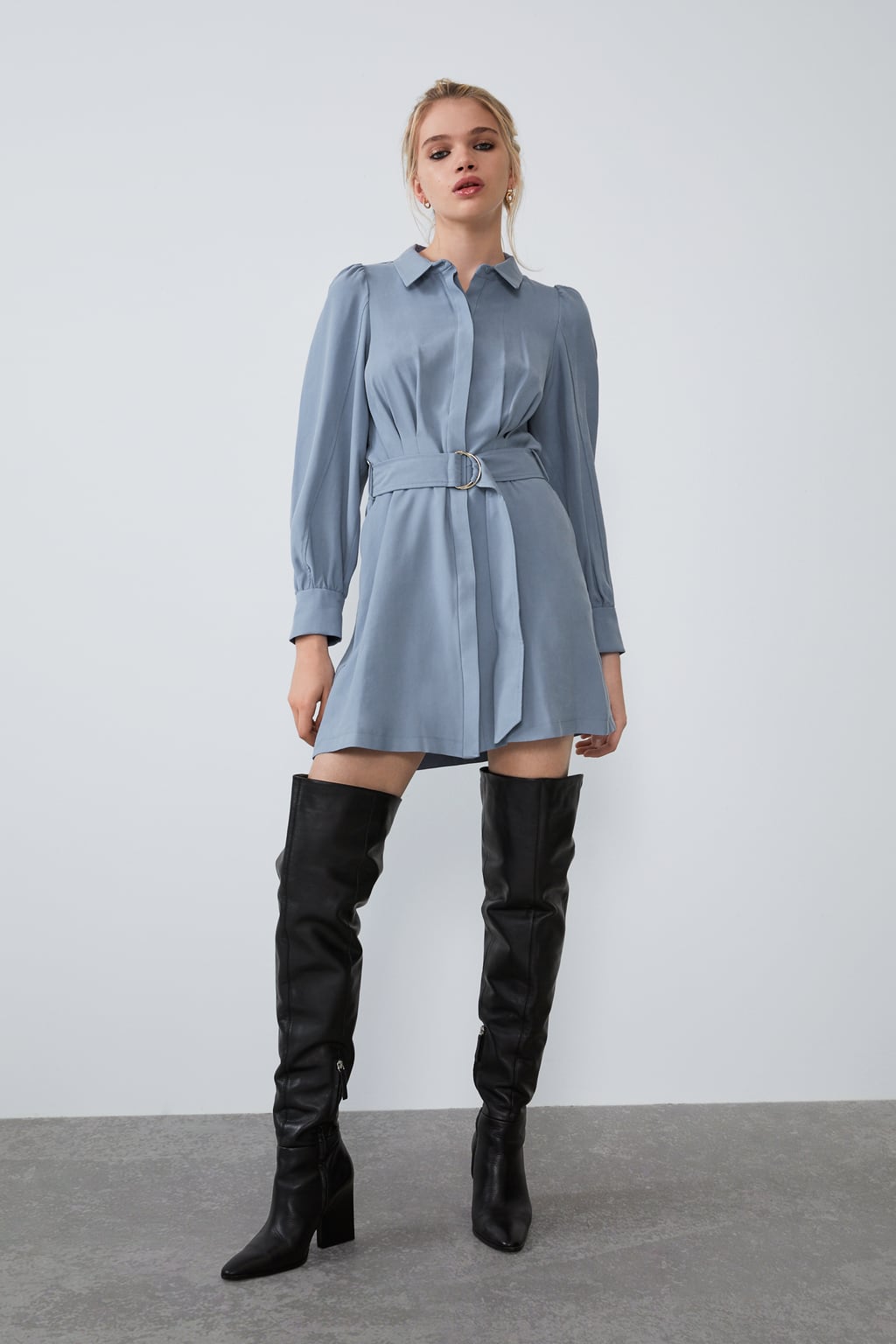 Vestido azul bebé con mangas abullonadas y cinturón fluido y ajustable. (29,95 euros).