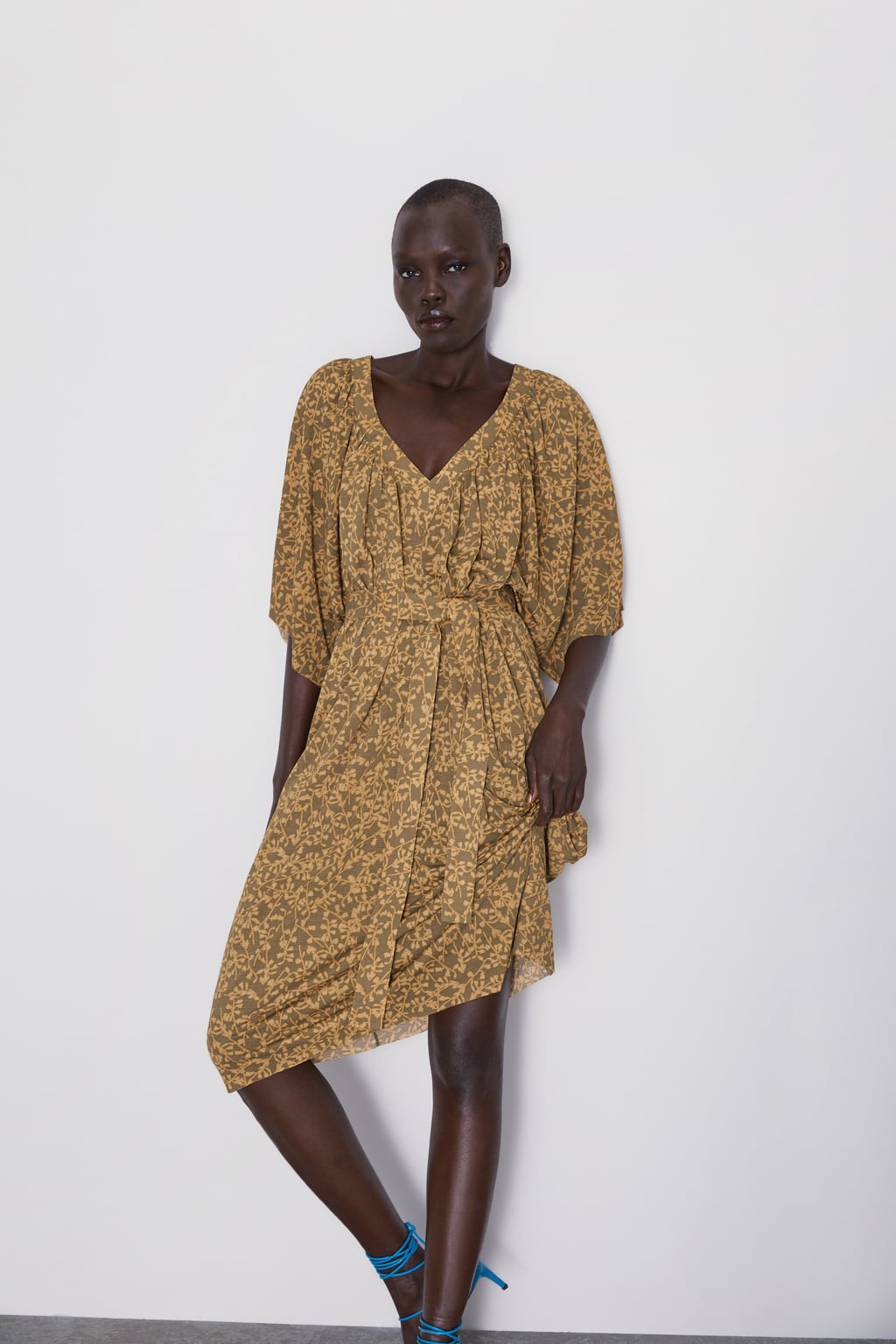 Vestido estampado con cinturón. (22,95 euros).