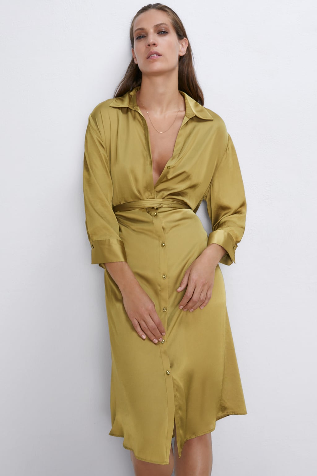 Vestido estilo lencero con tejido satinado y fluido color oliva de Zara. (39,95 euros).