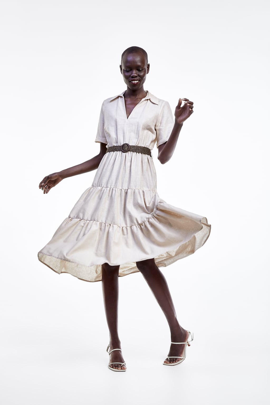 Vestido midi con volantes y cinturón de rafia. (39,95 euros).