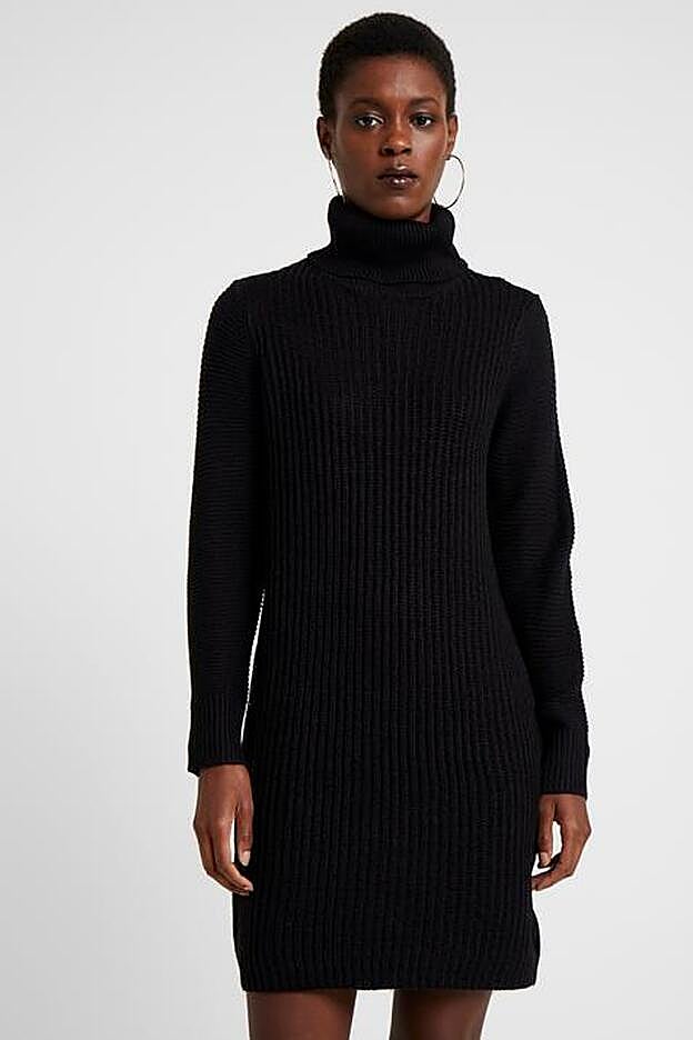 Una versión mucho más abrigada del vestido básico de punto que Cristina Pedroche nos sugiere para nuestro fondo de armario.